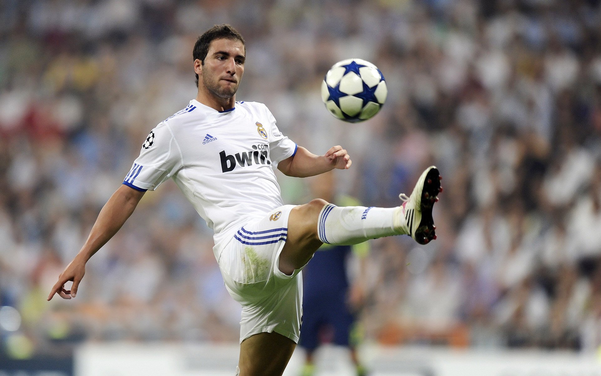 比赛中场传控节奏流畅多次成功突破边路形成有效传中，中场如何跑位传球